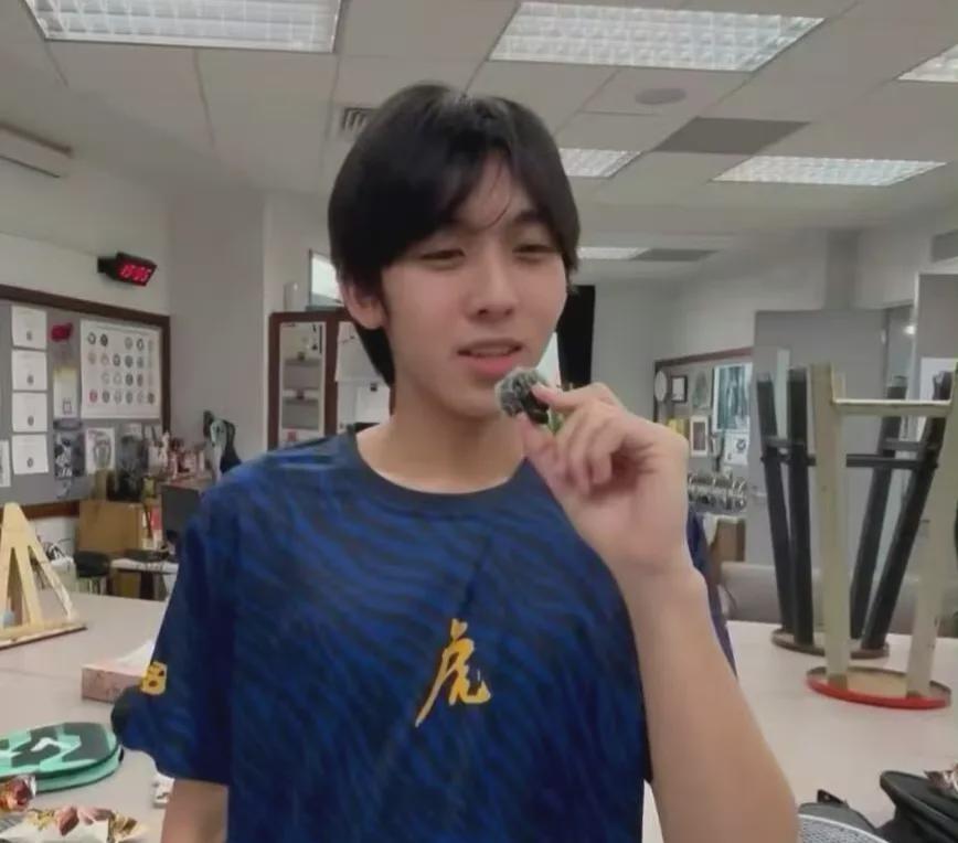 必一体育-林志颖儿子Kimi正脸照曝光！昔日萌娃长成180少年，颜值更随妈妈